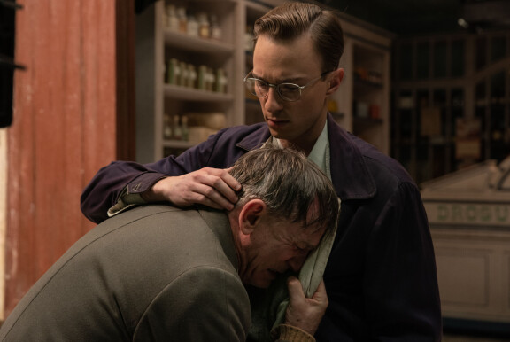 Daniel Craig ja Drew Starkey elokuvassa Queer.