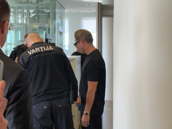 Jare Tiihonen eli Cheek oli sonnustautunut mustaan asuun sekä mustiin aurinkolaseihin. Komea rannekello kruunasi asukokonaisuuden.