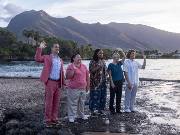 Ensimmäisen The White Lotus -kauden tapahtumat sijoittuivat Havaijille. Kaudella nähty kehoterapeutti Belinda Lindsay (Natasha Rothwell, kuvassa kolmas vasemmalta) teki paluun sarjaan sen kolmannella kaudella.
