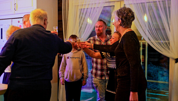 Perhe pääsi kippistämään onnistuneelle arvioinnille.