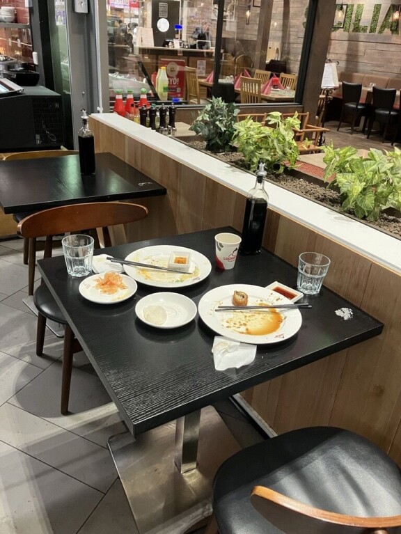 Kansanedustaja ei viitsinyt tai muistanut viedä ruokailuvälineitä asianmukaisesti itse pois.