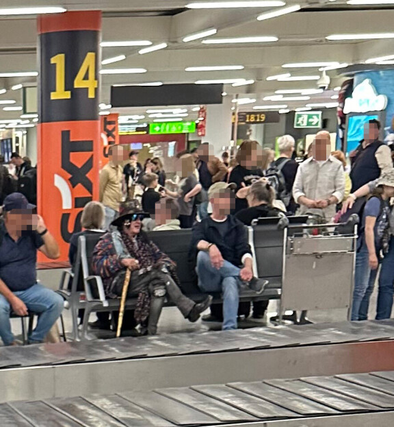 Andy oli pukeutunut lentoa varten tyylilleen uskollisena värikkäästi.