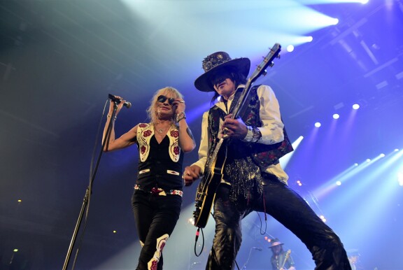 Musiikin saralla Andy McCoy tunnetaan parhaiten Hanoi Rocksista. Kuvassa Andy skulaa skittaa vierellään Matti Fagerholm eli Michael Monroe.