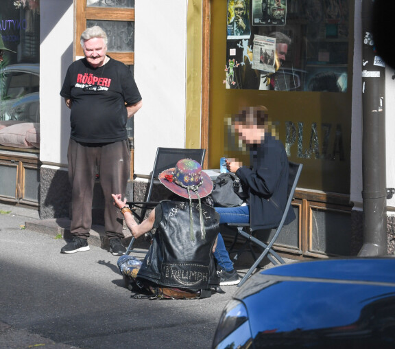 Seiskan paparazzi on yhyttänyt myös Andyn istuskelemassa 'Rööperin viimeisessä paikassa'. Kyseessä on siis King's Sex ja vieressä liikkeen omistaja – Rööperin katupoika Tom Sjöberg.