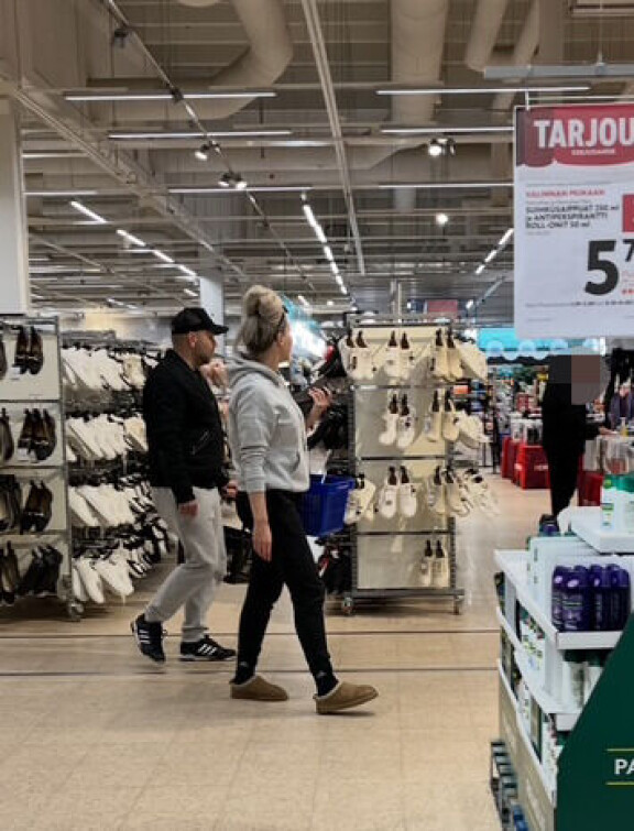 Maisa Torppa ja Jukka Kalliomäki piipahtivat ostoksilla Koivukylän Citymarketissa Vantaalla 11.4.2025.