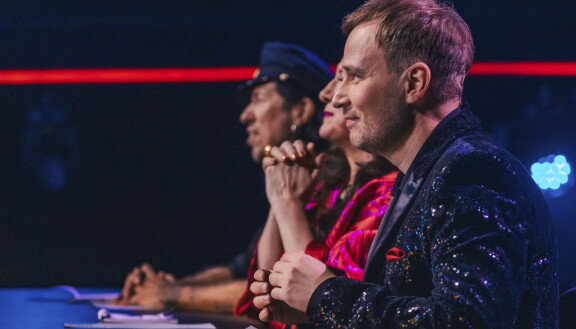 Tuomarit myhäilevät Mojo Töyssyn esitykselle. Erämetsä/Sanoma
