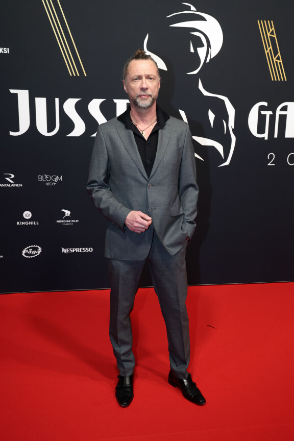 Antti Reini esiintyi tyylikkään Jussi-gaalassa maaliskuussa.
