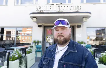 Burgerimies karaokekuppilassa - nappasi blondin kainaloon!