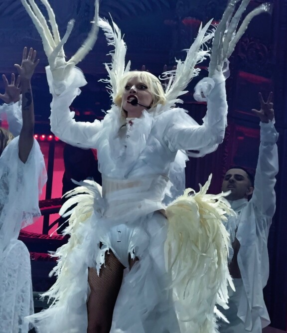 Gaga esitti viimeisenä kappaleelaan hittinsä Bad Romance.