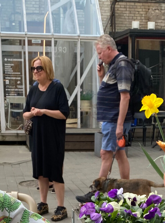 Marilla oli isot aurinkolasit ja Pekka keskittyi sähkösavukkeeseensa. Tarttossa kukat kukkivat ja kevät on jo pitkällä.