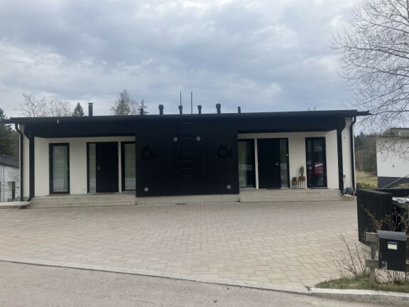 Kyseessä on vuonna 2019 valmistunut paritalo. Puhakan ja Nordmon entinen asunto vasemmanpuoleinen asunto. Tältä näytti paritalo 19. huhtikuuta 2025.