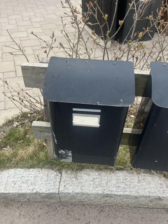 Postilaatikossa lukee osoite, mutta nimien päälle on laitettu teippiä. Naapurin postilaatikossa nimet luonnollisesti ovat näkyvillä.