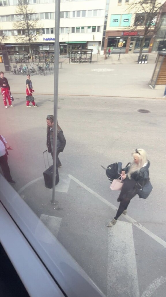 Perhe Cruz astui Kotkaan vievään bussiin Porvoosta.