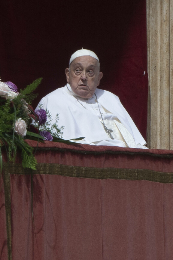 Paavi Franciscus ikuistettuna eilen sunnuntaina 20. huhtikuuta parvekkeellaan.