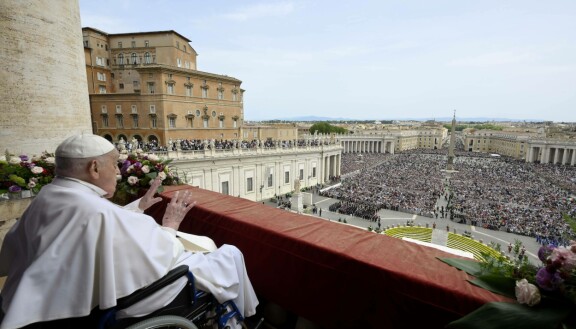 Viimeisimmän kerran paavi Franciscus nähtiin eilen 20. huhtikuuta, kun hän antoi siunauksensa Pietarinkirkon aukiolla kansalaisille. Kyseessä on urbi et orbi -nimeä kantava traditio, joka tapahtuu pääsiäispäivän messun jälkeen. Pääsiäisen lisäksi se pidetään jouluna.