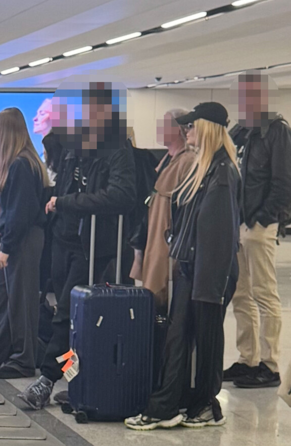 Erika oli rennosti pukeutunut. Hänellä oli väljät mustat housut ja lenkkarit. Päässään hänellä oli lippis ja aurinkolasit.