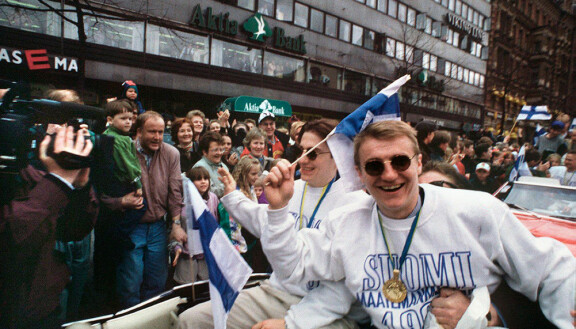 Dokumentissa Jääkiekkoilun MM-1995 - Se on siinä muistellaan 30 vuoden takaista kiekkohulinaa.