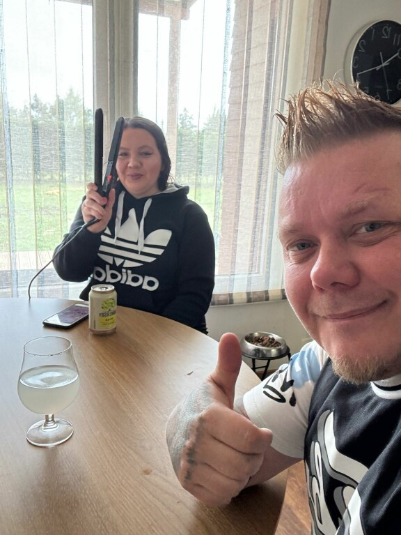 Iippadaa eli Iida Kurvinen ja Pottukoira eli Joukko Kärkkäinen kuvaavat parhaillaan livestriimiä Virossa.
