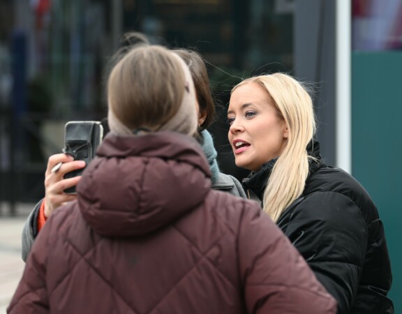 Sofia otti kimppaselfieitä, mutta ei halunnut jutella toimittajan kanssa vaaliteltalla.