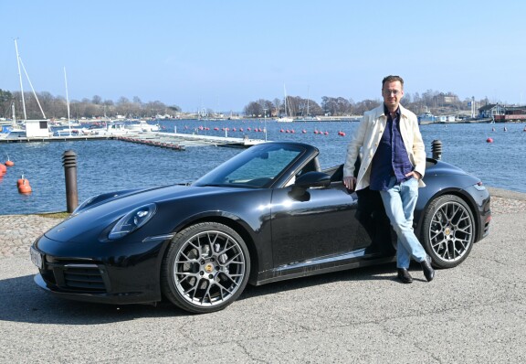 JP kurvasi haastatteluun Porsche 911 -autollaan.