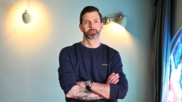 Shokkipaljastus avioerosta! Janne Ahosella salasuhde tummaan kaunottareen