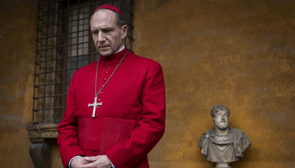 Kardinaali Lawrence (Ralph Fiennes) määrätään johtamaan uuden paavin valintaprosessia, kun edellinen paavi kuolee.