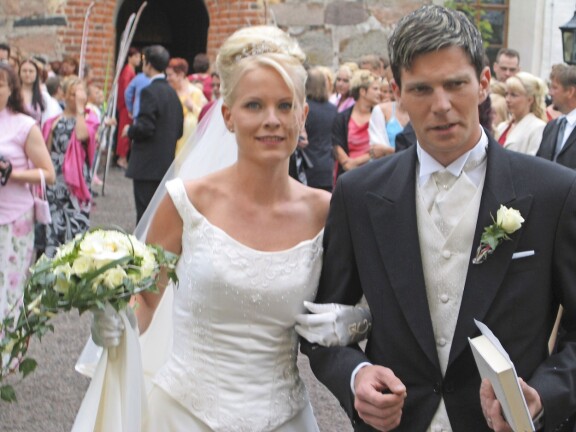 Kesällä 2004 Tiia Jacobssonista tuli Tiia Ahonen, kun Kuningaskotka vei hänet vihille. Hääjuhlaa vietettiin Messilän kartanossa Hollolassa.