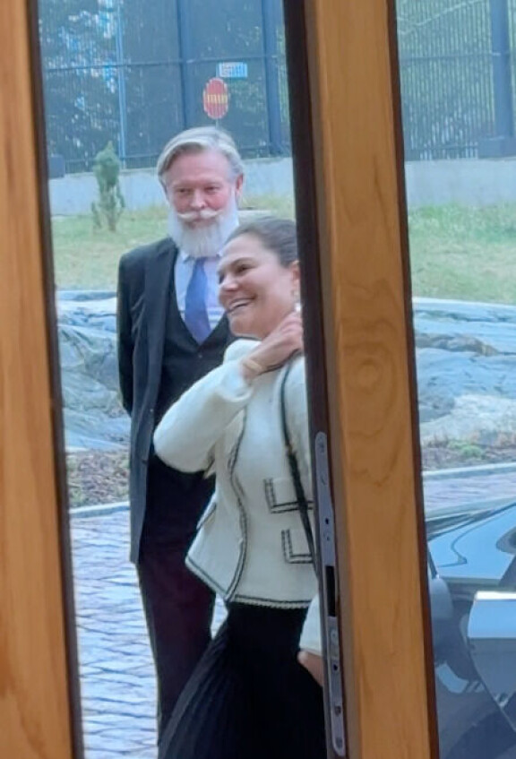 Kuvakaappaus videolta: Viiksekäs herra saapui Victorian vanavedessä presidentin tapaamiseen.
