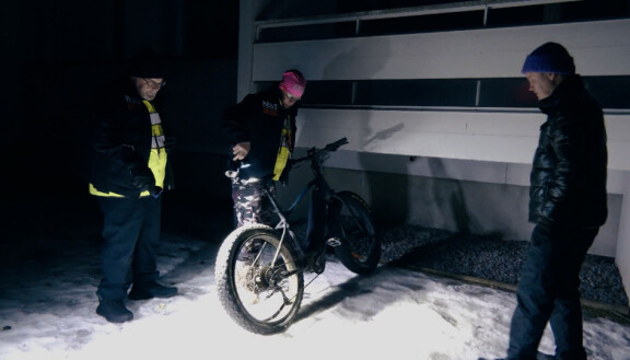 Dokumentissa toimittaja Jere Silfstén pääsee näkemään vapaaehtoisjärjestön työtä. Myös itse varkaat pääsevät ääneen.