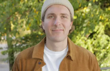 Oho! Juuso "Köpi" Kallion nuoruustyyli yllättää – Tunnistaisitko juontajan kuvasta?