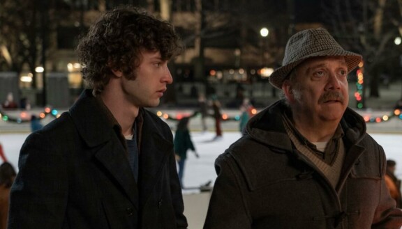 Dominic Sessa ja Paul Giamatti elokuvassa The Holdovers.