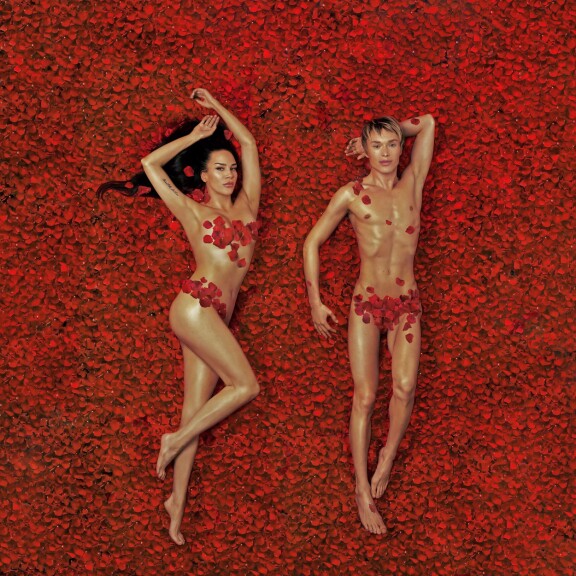 Sinin ja Sergeyn Cheers to Ugly Me -podcast pyöri yli 100 jakson verran. Mainoskuva lienee saanut innoituksensa American Beauty -elokuvasta.