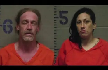 Poliisi löysi varastetusta autosta melkoisen jättipotin: ase, viinaa, käärme ja uraania!