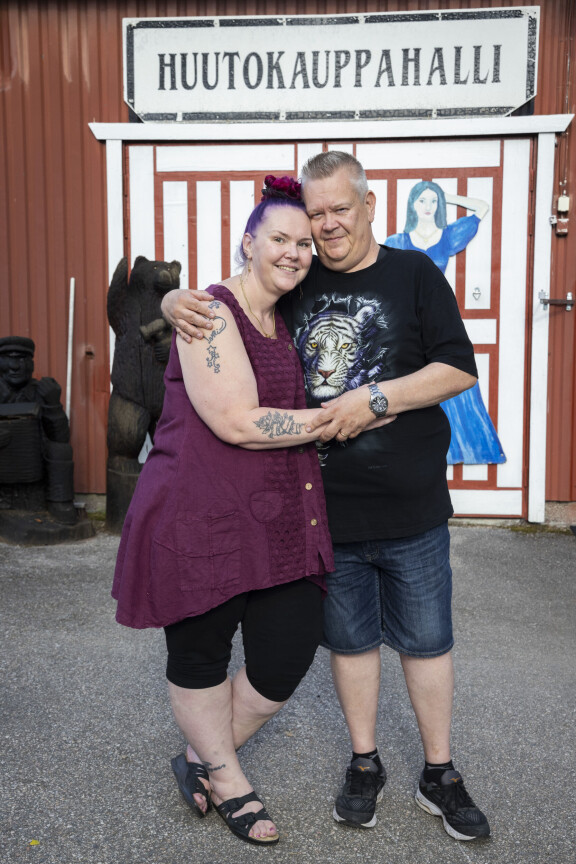 Heli ja Aki Palsanmäki ovat rakentaneet Hirvaskankaan huutokaupasta turistikohteen, joka vetää vuosittain tuhansia uteliaita Keski-Suomeen.