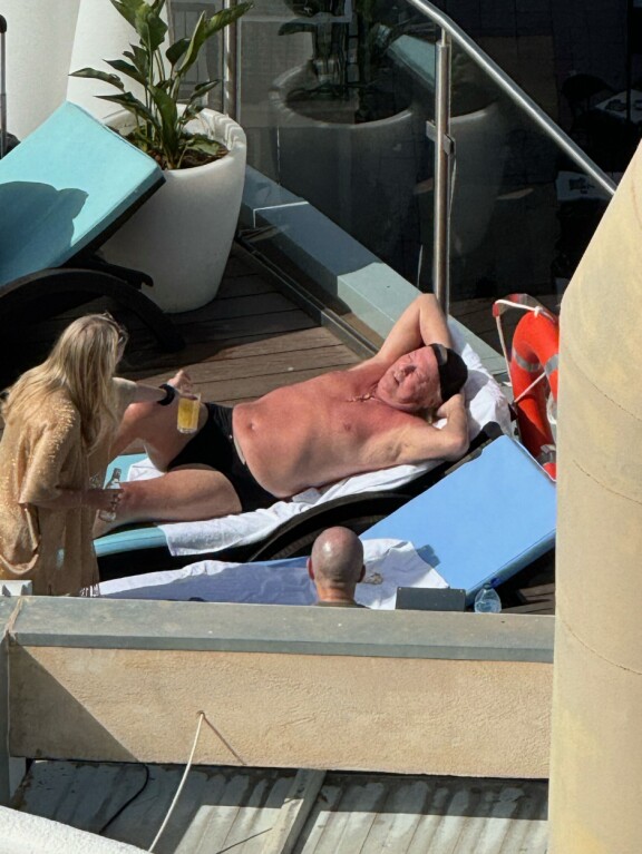 Helmi ja Danny nauttivat Aurinkorannikon antimista.