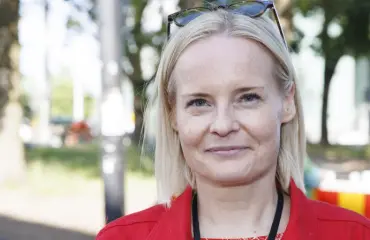 Riikka Purra vaihtoi vapaalle – salakuvat terassilta!