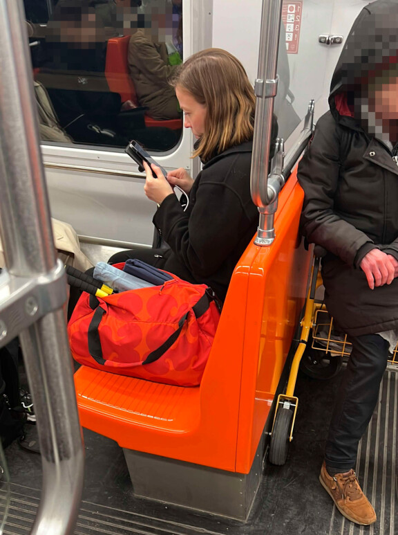 Li Andersson matkusti metrolla kohti Itä-Helsinkiä. Seiskan lukijan mukaan Li piti isoa laukkuaan metrojunan penkillä, eikä tehnyt tilaa muille matkustajille.