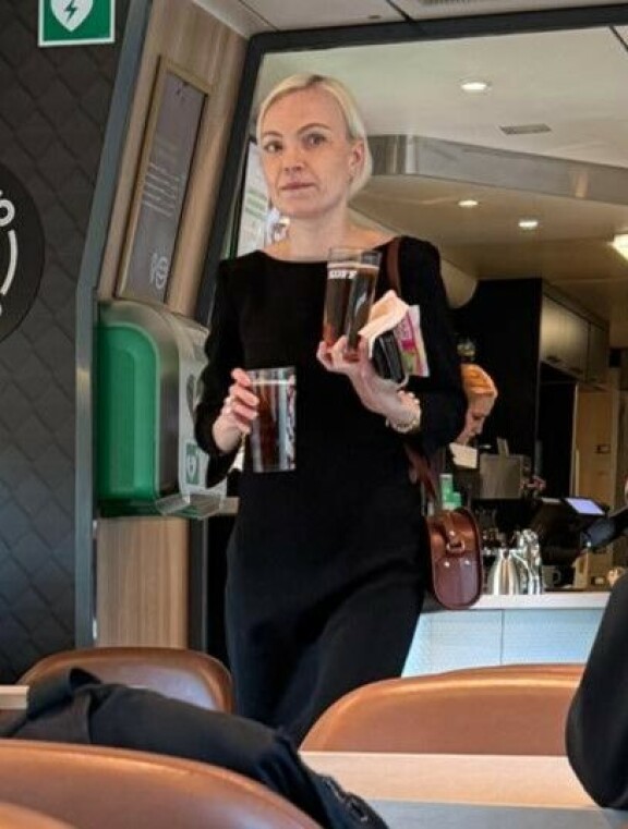 Minja on selkeästi ohrapirtelön ystävä.