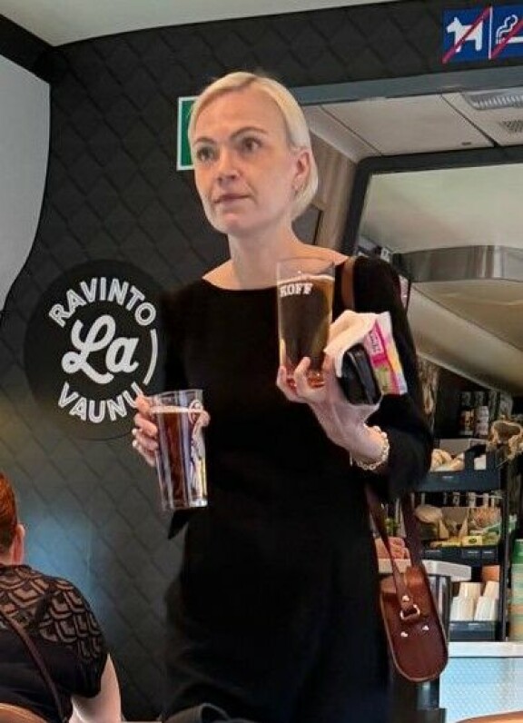 Poliitikko kiikutti kaljaa myös kaverilleen.