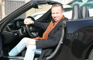 Suomalainen julkkismiljonääri osti kaksi Porschea kerralla! Rekisterikilpi kertoo kuka rattia vääntää – kuvat!