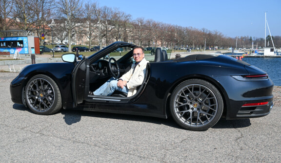 JP kurvasi haastatteluun 911-mallisella Porschella ns. katto auki.
