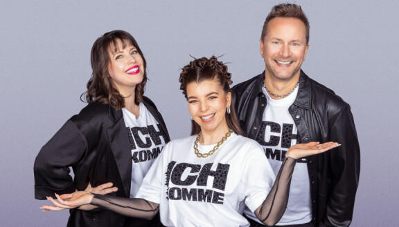 ESC25 Etkot -lähetyksessä Jasmin Belouedin vieraina ovat Eva Frantz ja Mikko Silvennoinen. Miska Voinoff/Yle.