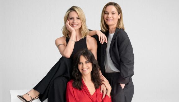 Michelle Hunziker (vasemmalla), Hazel Brugger (oikealla) ja Sandra Studer (edessä) juontavat Euroviisufinaalin.