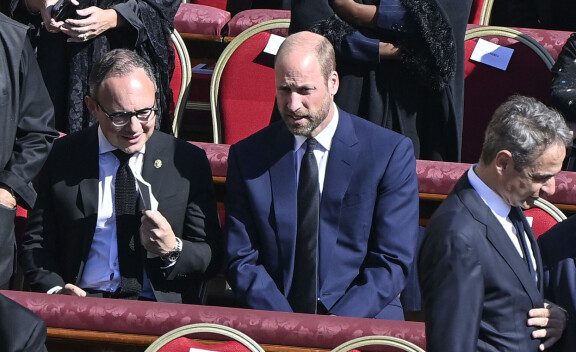 Joidenkin mielestä William sinisine pukuineen pisti silmään paavin hautajaisissa.