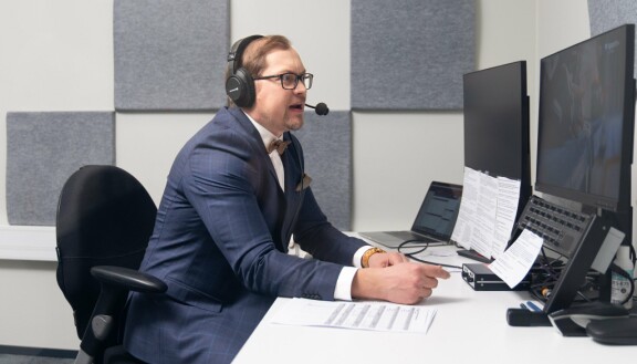 Jääkiekon MM-kisojen lisäksi Antti Mäkinen selostaa NHL-otteluita.