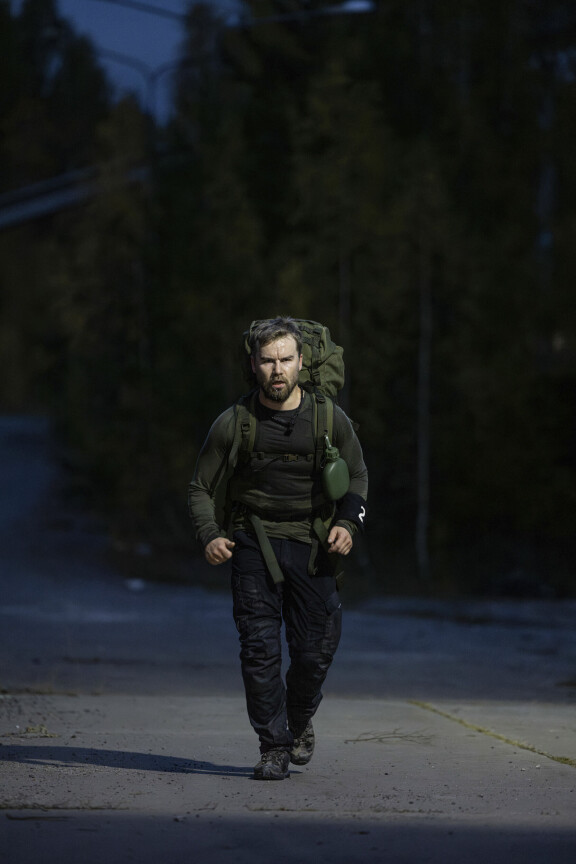 Janne ei suostu jättämään tehtävää kesken, vaikka painostus siihen on kouluttajien suunnalta kova.