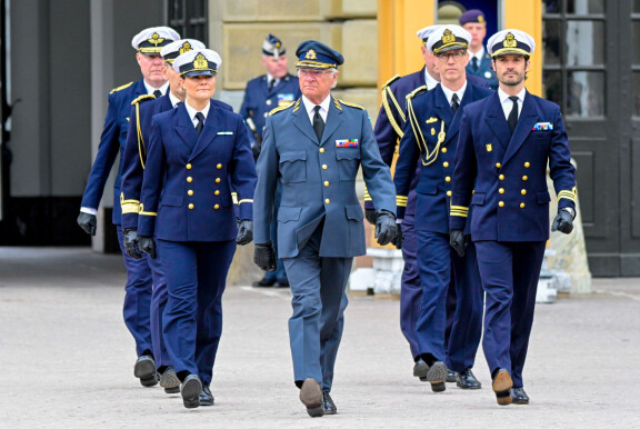Kruununprinsessa Victoria ja prinssi Carl Philip kulkivat isänsä perässä linnan pihaan.
