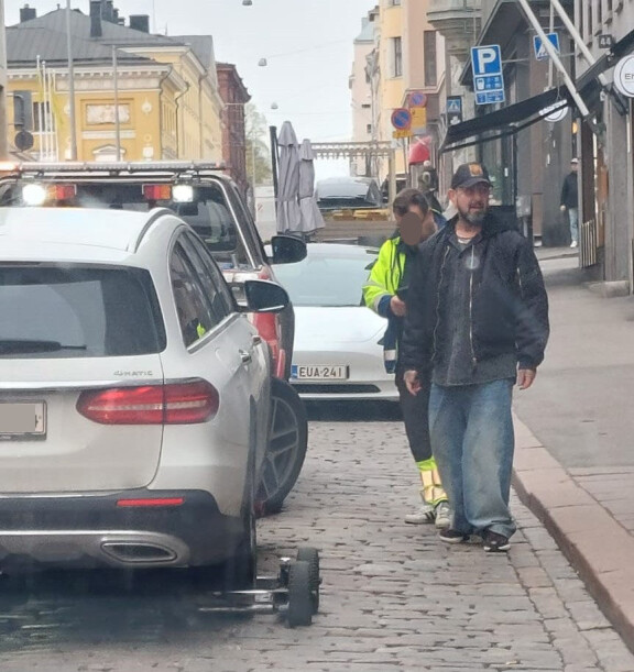 Esko oli aivan hiilenä, kun Mersu lähti hinausauton matkaan.