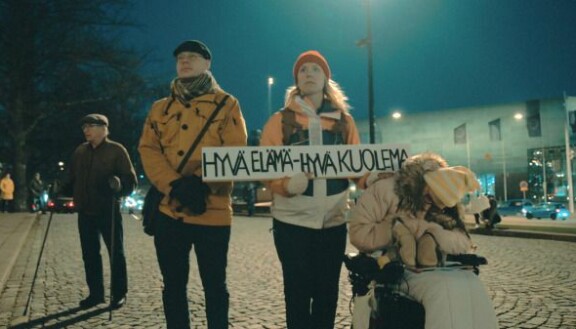 Dokumentti kuvaa läheltä myös sitä, millaista on olla sairastuneen lähiomainen.