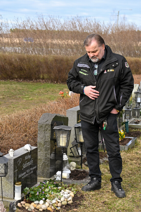 Jouko Salomäki vierailee vaimonsa kanssa viikoittain Aleksanteri-poikansa haudalla.